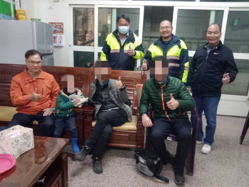 跨越萬里的感動！法籍家庭單車環島無處投宿  警、里長接力送暖助溫馨過夜