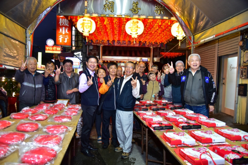 鬪粄慶添丁！東勢新丁粄節宮廟擲筊祈福 驚見136 斤大紅粄