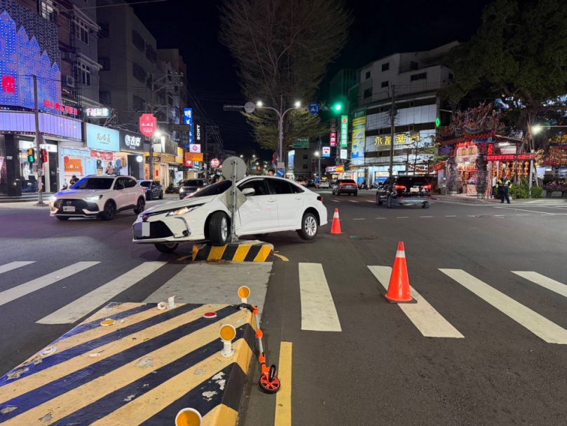 女性駕駛人在沙鹿區自撞行人庇護島無人受傷