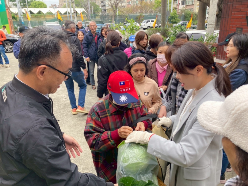 高麗菜經濟又來了！高虹安辦義賣  挺農民、助學童、主婦更歡心  一顆創造三種價值