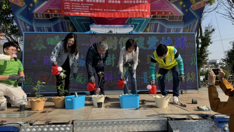市議員楊典忠攜手立委何欣純與蔡其昌提倡植樹護環境送樹苗活動