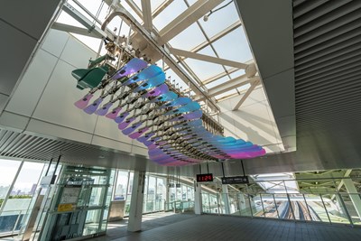 抬頭遇見流動光河中捷烏日站公共藝術「微浮」成新地標