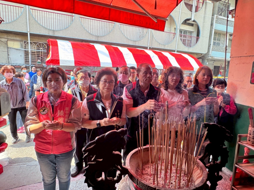 台中市南區國光里福正宮舉辦福德正神誕辰暨「頭牙」祈福祝壽活動   民進黨市議員陳雅惠及國光里長參選人曾綵希與鄉親一同上香祈福
