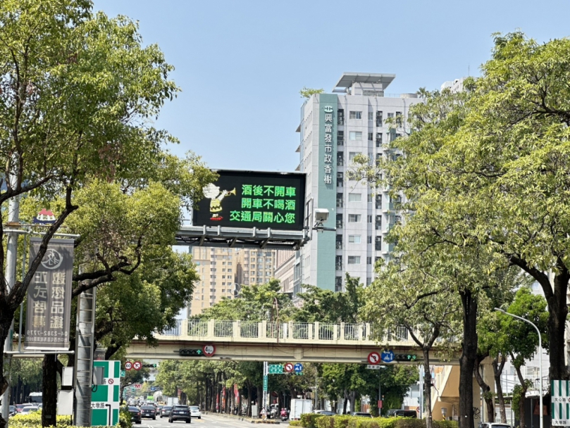 卡通巨星再次現蹤台中街頭！交通局讓等公車再添趣味