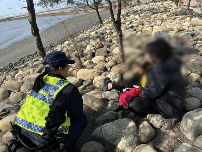 女子情緒低落海邊徘徊　警即時尋獲阻憾事發生