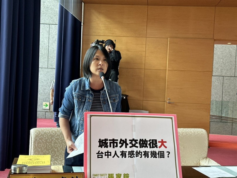 民進黨市議員張家銨批盧秀燕市長赴美「城市外交」及姊妹市互惠成效不彰  台中看不到與其他城市同等規模的互惠措施  市長盧秀燕：台中市的雙十公車免費政策當初就反對給外縣市使用，那中市府如果要編列預算給外國人，中市議會支持嗎？