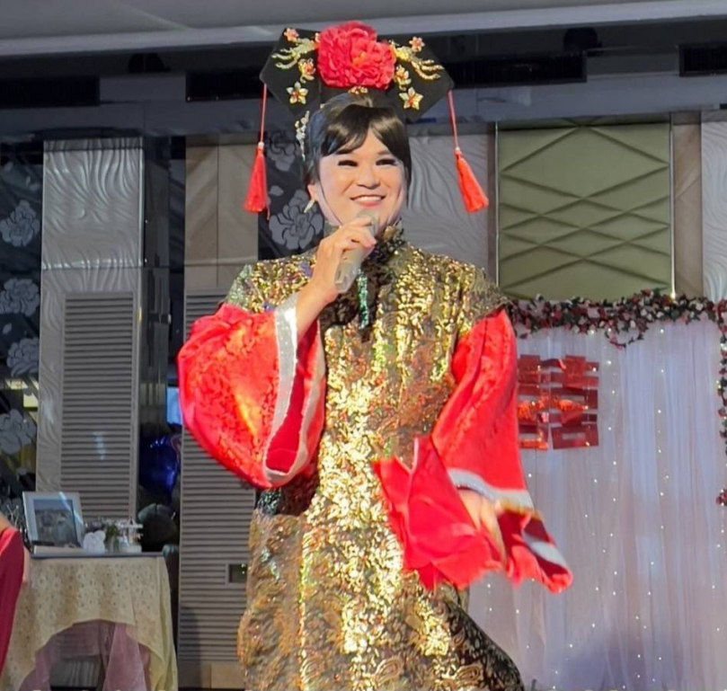 在台灣演藝圈、有個名字即便未曾親見、也早已耳聞其名、那就是以細膩反串功力、深受大眾喜愛而有「黑糖嬸阿翰」稱號的傳奇藝人、如今這位在舞台上光鮮亮麗、在鏡頭前魅力四射的藝術家、做出了令人欣喜的決定將事業的重心、深情地拉回故鄉台中市后里區、從聚光燈下的璀璨、轉變為社區裡的溫馨、黑糖嬸（阿翰）正以其精湛的技藝和熱忱的心、在后里區復興街靜靜地耕耘、不僅為鄉親們帶來美麗、更以其主持的專業、點亮一場場地方盛會、展現了藝人不凡的生命力與在地情懷。