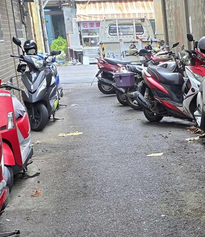 台中市后里區甲后路一段(維恩聯合診所)旁巷內290號、一處本應寬敞通行的巷道、如今卻被密密麻麻、各式各樣的機車佔據、景象令人憂心、這不僅影響了通行便利、更嚴重的是這些停放的車輛、其中不乏已損壞、甚至失去車牌的廢棄機車、恐已嚴重阻礙了巷弄的防火逃生功能、社區居民居家公共安全問題、驟然浮現、引發民眾強烈關切。