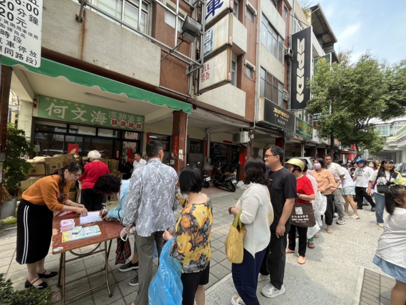 幫助菜農紓困　 民進黨市議員何文海發送1000顆高麗菜　短時間內全數送罄