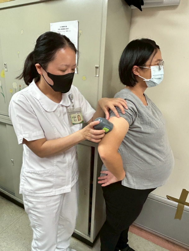 血糖飆213險釀巨嬰危機！36歲孕媽體重破百好不容易懷孕  靠健保給付「連續血糖監測」平安產女   豐原醫院醫師提醒：妊娠糖尿病年增近3倍　高齡、過重族群務必提早篩檢