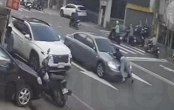 車手第四度取款被圍堵   猛踩油門逃逸撞傷二人    臺中地方法院依殺人未遂等罪判他八年九月徒刑