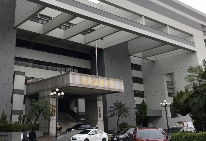 噪音忍無可忍持刀一路追殺猛刺十一刀   臺中地方法院依殺人未遂罪判黃男四年八月徒刑，民事判應付四十六萬餘元賠償金