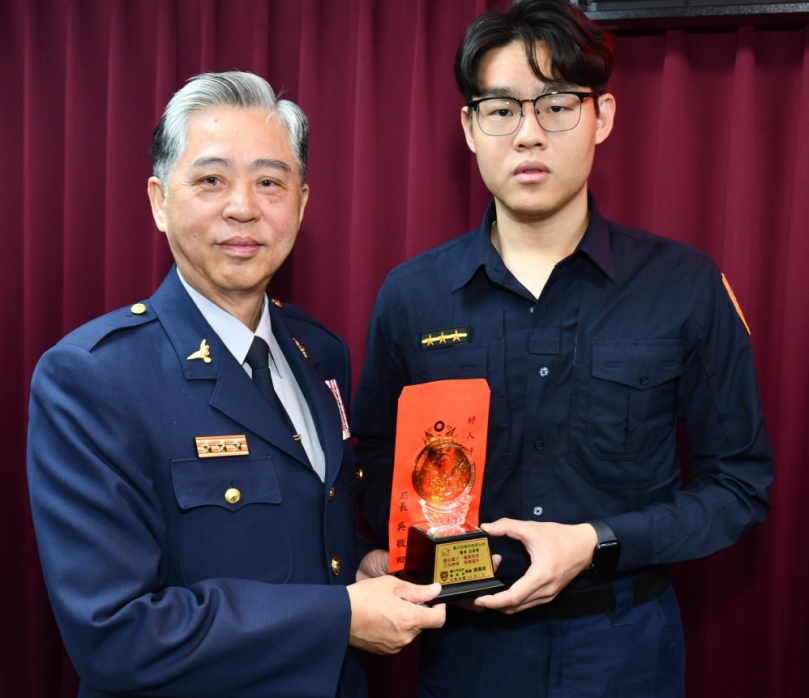 英勇奪下自殘女手中刀刃   吳敬田在會報表揚邱彥儒