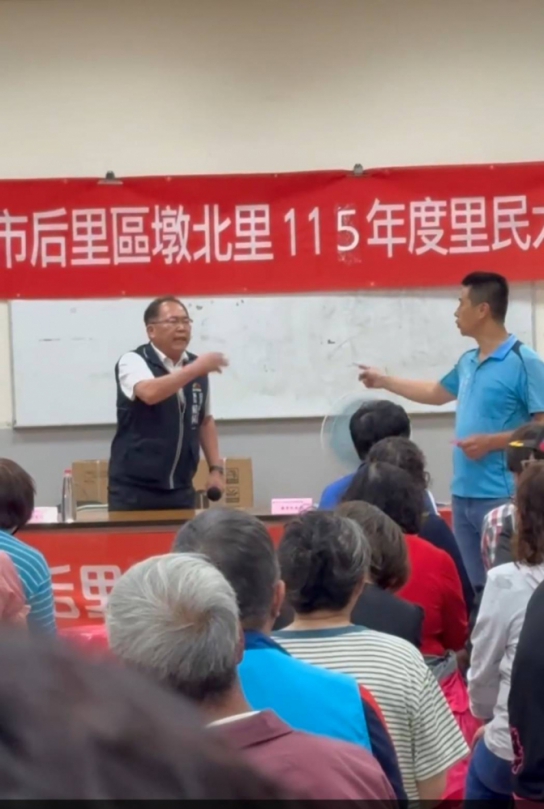 昨（2日）台中市后里區墩北里原定召開的里民大會、於晚間七時許、在簽到程序進行中、演變成一場令在場里民驚愕不已的區長與里長間的公開口角、區長賴同一疑似因簽到人數未達法定門檻、指示公所人員收回簽到簿、此舉引發里長羅金浩的強烈反駁、雙方隨即發生激烈口角、期間區長賴同一更傳出拍桌舉動、現場氣氛驟然緊張、多數里民對此突發事件感到震驚與不滿。