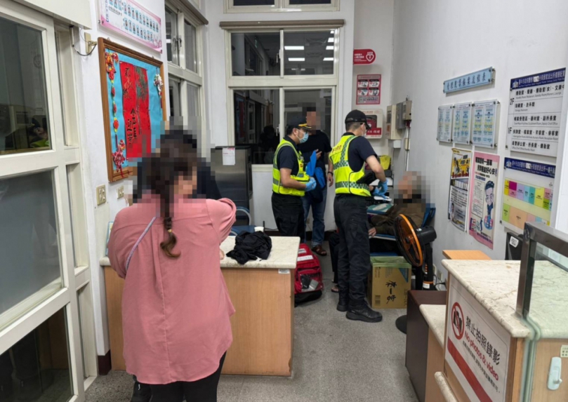 風雨夜裡的守護   頭家警即時救援高齡老翁