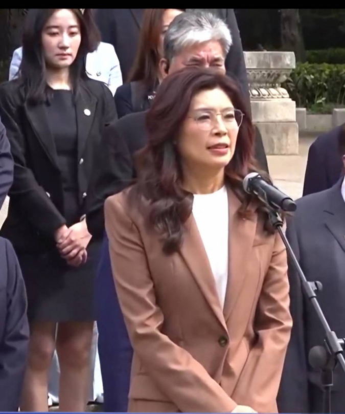 鄭麗文訪陸第二天拜謁中山陵  談話數度哽咽  強調應促進兩岸和解與團結，創造區域繁榮與和平