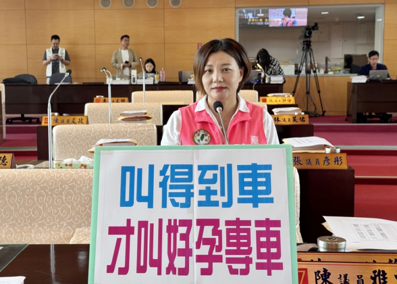 民進黨台中市議員陳雅惠督促中市府社會局優化好孕專車制度、要求兌現親子館進度