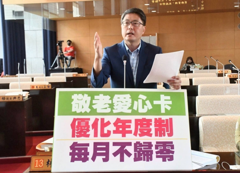 優化台中市敬老愛心卡  民進黨台中市議員林德宇、曾威共同主張調整優化為年度制，每月點數不歸零，讓長者更能彈性使用愛心卡，完善照顧長者的美意