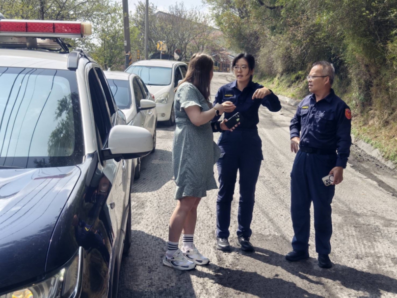 執勤途中遇外籍美女求助，仁愛外事女警溝通無障礙