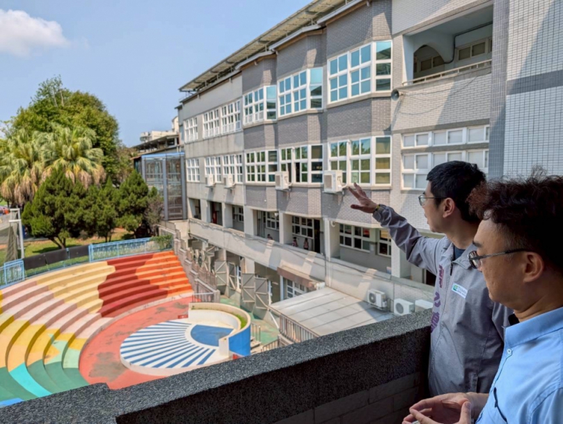 神岡國小地下室逢雨必淹   民進黨台中市議員周永鴻邀教育局會勘爭取增設遮雨採光罩
