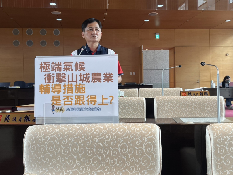 國民黨台中市議員吳振嘉關切台中山城農業發展  從反映農有提高小型農機和生物農藥補助到面對極端氣候、推動智慧農業及農特產品外銷海外做法逐一和農業局長探討