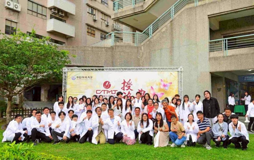 國際醫檢師節披白袍中臺科大60週年醫檢授袍啟程永續診斷使命