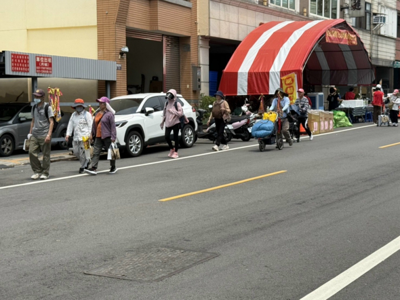 大甲媽祖遶境起駕前　步行信眾先行