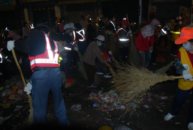 大甲媽祖遶境起駕後近千環保志工打掃清潔工作