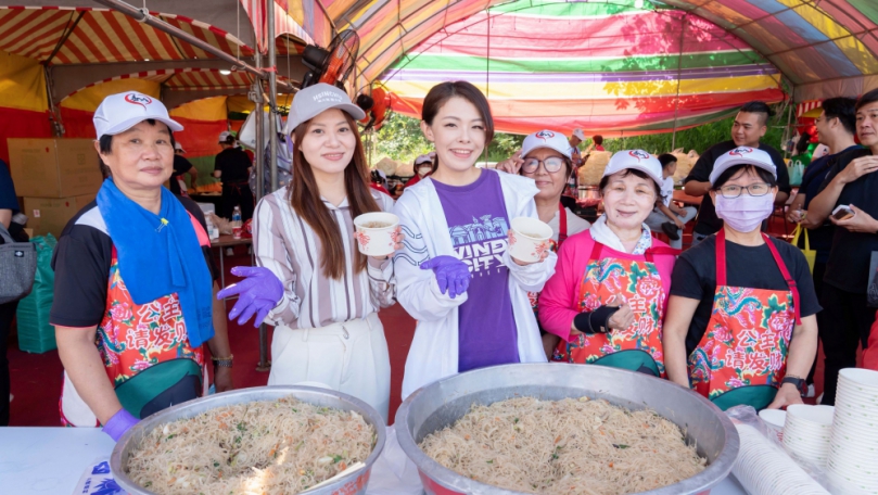 高虹安率隊迎接白沙屯媽祖回鑾    貢丸湯炒米粉應援香友
