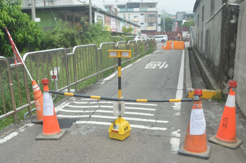 中市龍井區龍泉市場前道路塌陷未修至今半年多一旦發生崩堤後果不堪市府施政能力遭痛批
