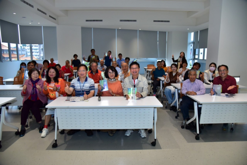 詩人張芳慈客語詩集《爧》震懾人心  中市客委會主委江俊龍讚譽：客家文學登峰之作