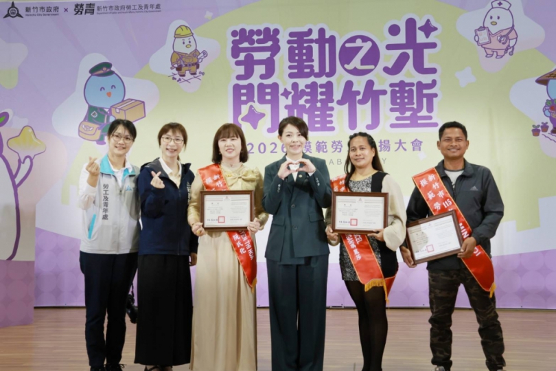 感謝城市無名英雄！新竹市表揚20名資深模範移工   高虹安親自頒獎感謝