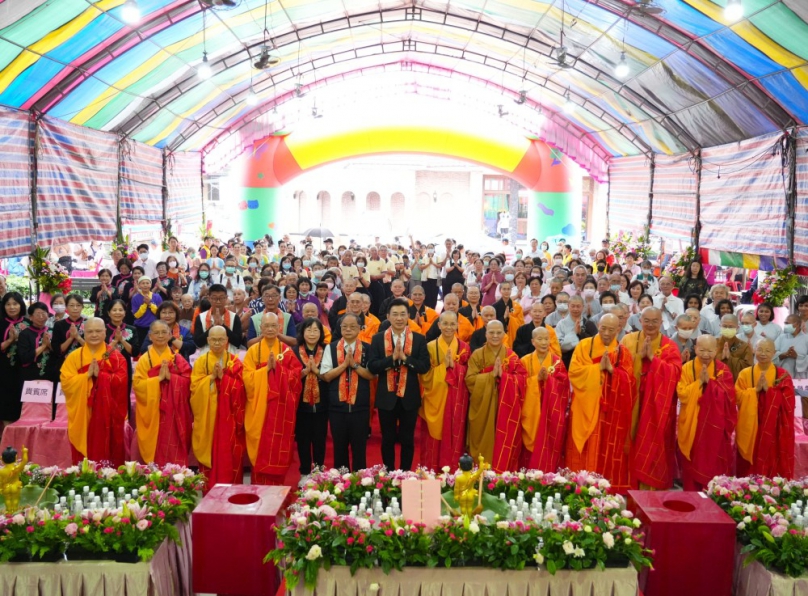 大台中佛教會浴佛祈福大會登場 上千信眾共沐佛恩 民政局長祈願市民幸福安康