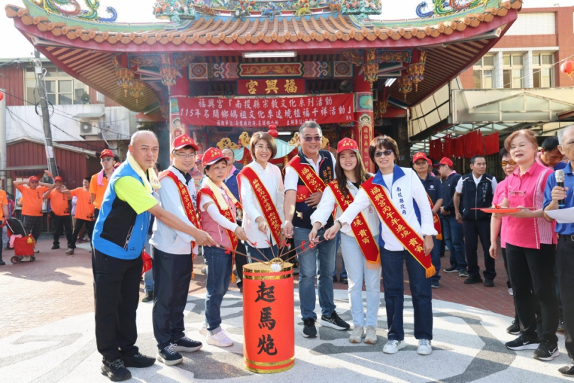 名間鄉福興宮遶境登場 許縣長參香點起碼炮