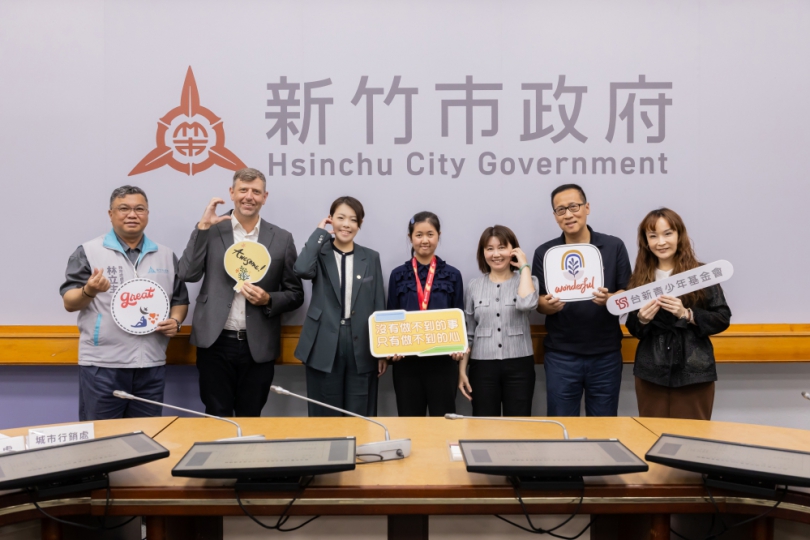 用語言專長連結世界；結合科技與音樂關懷長者   李翊甄、謝明希榮獲台新青少年菁英志工