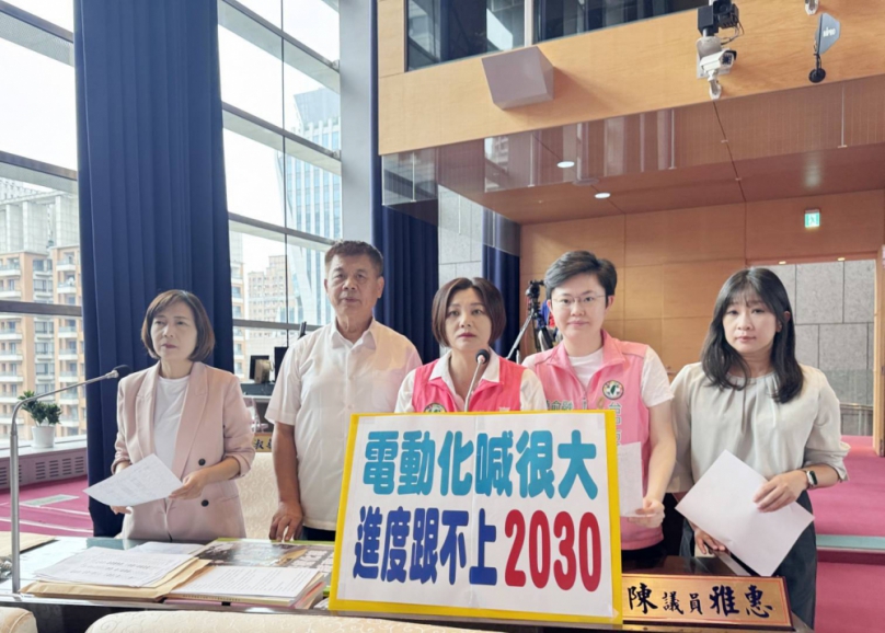 台中市推動2030年公務機車全面電動化  民進黨台中市議員陳雅惠直言一年僅汰換數十輛進度明顯落後，恐難如期達標