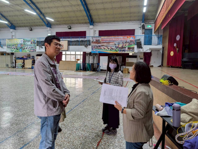 圳堵國小活動中心音響老舊、地板龜裂  民進黨台中市議員周永鴻邀教育局會勘協助改善