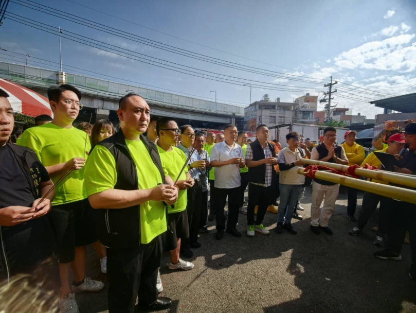 梧棲浩天宮媽祖進香回鑾首駐王田麵包食品有限公司供信眾膜拜祈福