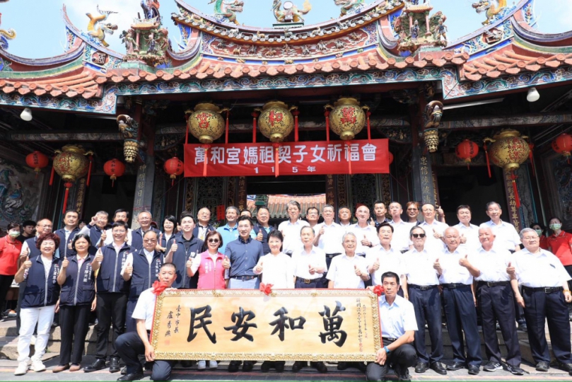 媽祖慈暉保平安！萬和宮上千名契子女回宮祈福  盧秀燕贈匾「萬和安民」感謝守護地方