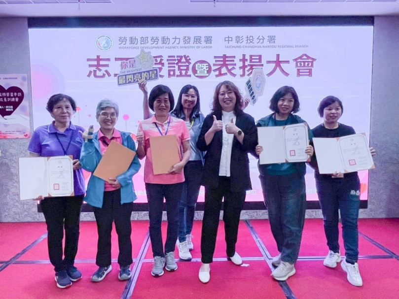 溫暖陪伴求職路！中彰投分署表揚資深、優良志工