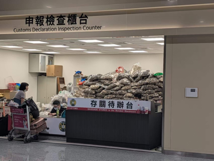 小三通變相走私大戰！海關強查「走路工香菇、螺螄粉」 職業單幫客霸位推擠引爆民怨