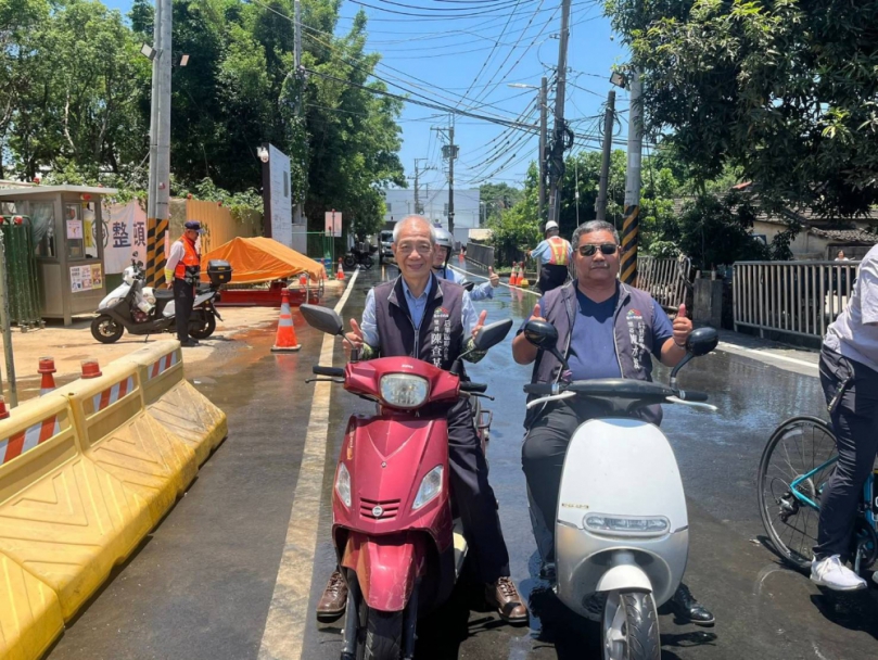 交通安全始終是民眾最關切的民生議題之一、機車作為台灣最普及的交通工具、其使用安全更是牽動著無數家庭的幸福、為有效降低事故傷亡、政府頒佈了一系列嚴格的交通法規、其中「騎乘機車強制配戴安全帽」更是早已深植人心、成為共識的強制性規定。然而近日在台中市后里區發生的一起事件、為這項早已被視為基本常識的交通安全規定、以及民選公職人員的社會責任、蒙上了一層揮之不去的疑慮。