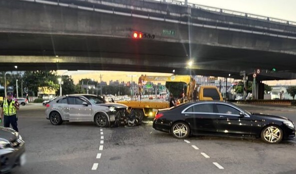 臺中驚傳千萬級別車禍   保時捷與賓士S400相撞