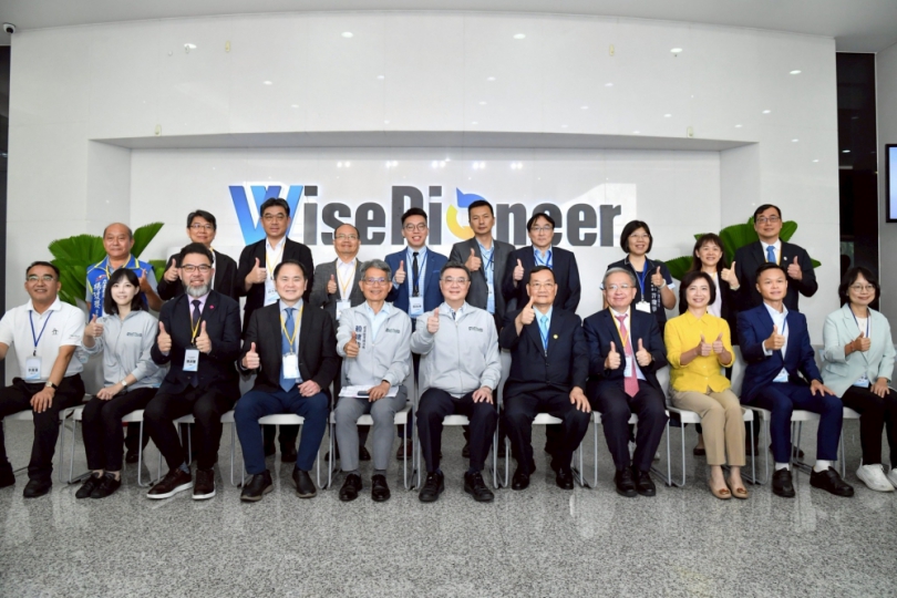 參訪臺中旭東機械   卓揆：4年投入200億推動智慧機器人產業發展