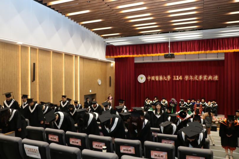 中國醫藥大學舉行114學年度畢業典禮 林宜敬以「真正的電腦」談AI時代挑戰與機遇