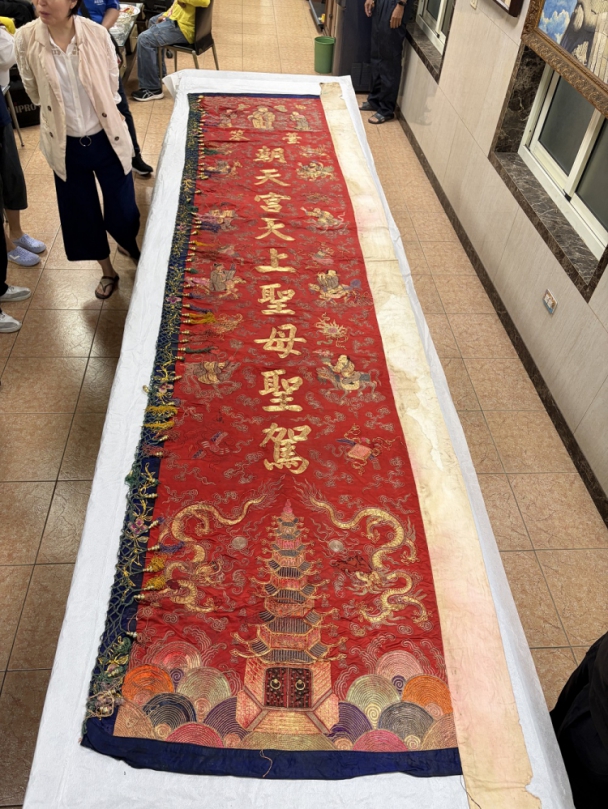 清代長達427公分宮廟大旗現身　見證北港進香百年文化脈絡