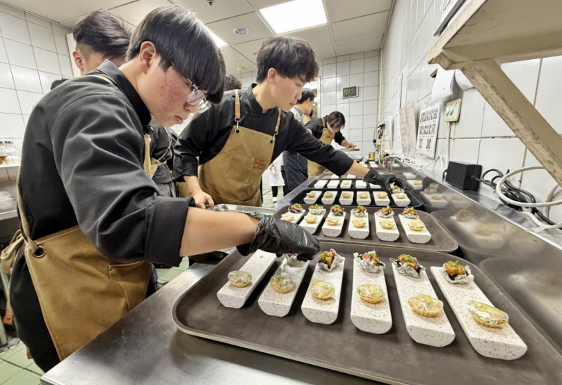 弘光科大《Formosa 75°》餐會  「米其林10星」的主廚聯手指導  45名大三學生翻轉當令食材美味