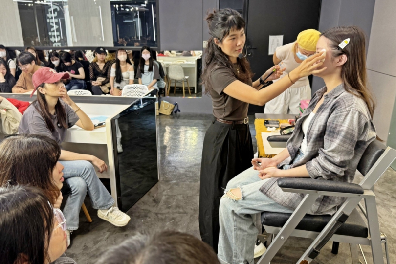 女神御用彩妝師陳意潔回母校弘光科大傳授「減齡彩妝」