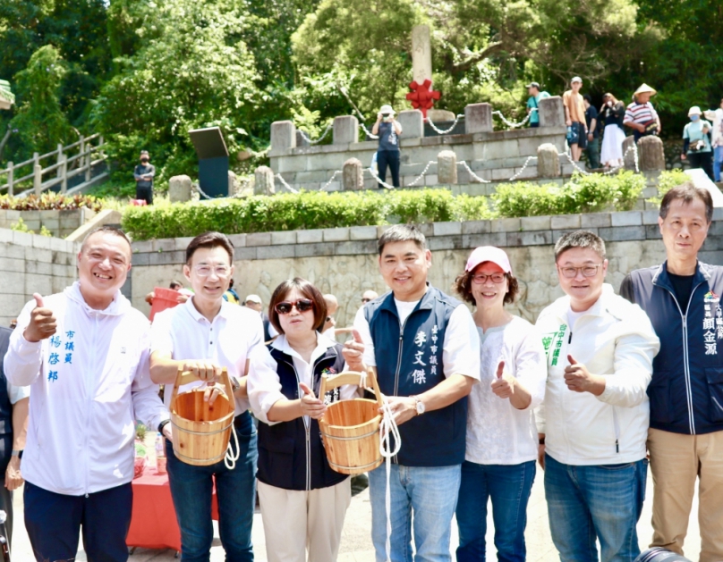 錯過等明年！鐵砧山劍井午時水吸引逾千人潮  限量500瓶「馬午吉」一小時搶領一空