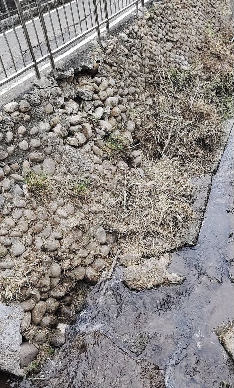 中市龍井區龍泉市場前排水溝塌陷破損問題拖延已久未解強颱來襲恐讓災害地主提警告